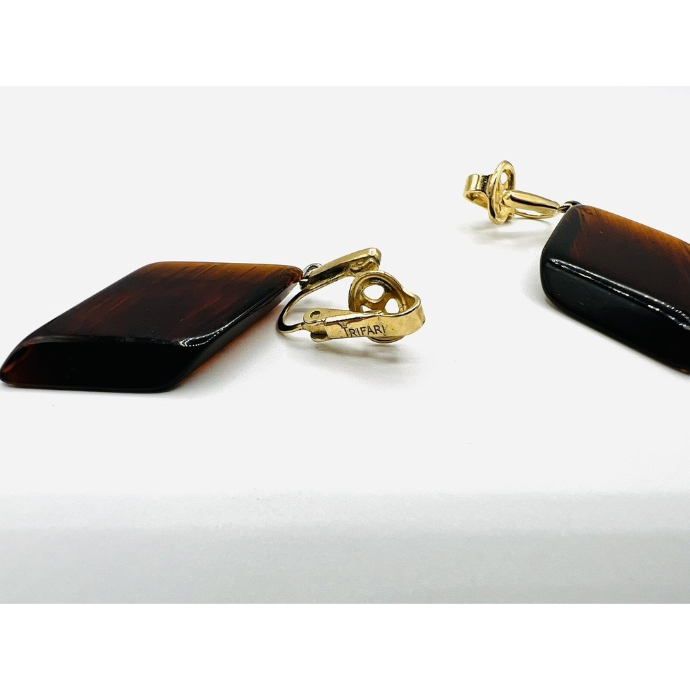 Vtg Crown Trifari Amber Lucite Dangle Earrings Signed Gold Tone Clip On - Picture 3 of 3